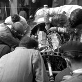 RB 810 - How many mechanics does it take to change a spark plug