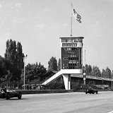 RF 421 - 26 Sterling Moss - Vanwall leads 14 Mike Hawthorn - Ferrari