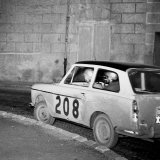 RG 154 - 208 Pat Moss, Annie Wisdom - Austin A40